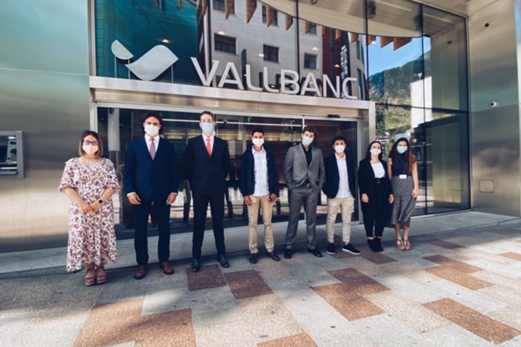 Nous joves entren a treballar en el programa formatiu d'eventuals d'estiu de Vall Banc.